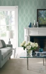 טפט קיר מעויינים משתלבים זה בזה הדוגמה בכסוף מנצנץ על רקע לבן שמנת – תמונה 2