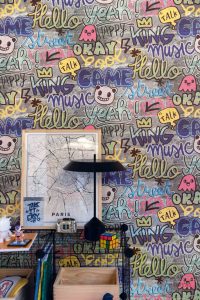 ⁦טפט גרפיטי צבעוני כיתובים אפור לבן רקע בטון⁩ – תמונה ⁦2⁩