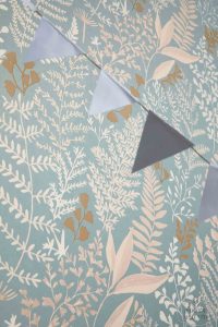 ⁦טפט עצים פנטזי על רקע תכלת ניוד⁩ – תמונה ⁦2⁩