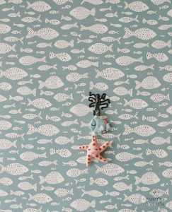 ⁦טפט דגים לבן נקודות שחור רקע אפור כחול⁩ – תמונה ⁦2⁩