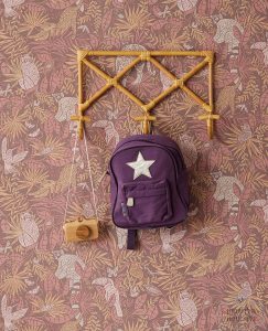 ⁦טפט חיות ועלים טרופי על רקע חום אדמה⁩ – תמונה ⁦2⁩