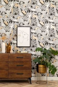 ⁦טפט ציפורים ריווירה זהב על רקע עלים טרופי שחור לבן⁩ – תמונה ⁦2⁩