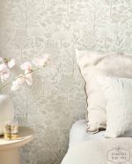 ⁦טפט פיפ היער הקסום, נגיעות כסף פנינה על רקע לבן⁩ – תמונה ⁦2⁩