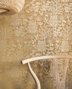 ⁦טפט פיפ היער הקסום, נגיעות כסף פנינה על רקע חום קאמל⁩ – תמונה ⁦2⁩