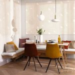 טפט גאומטרי משולשים מובמנט ורוד ניוד, זהב עדין על רקע שמנת